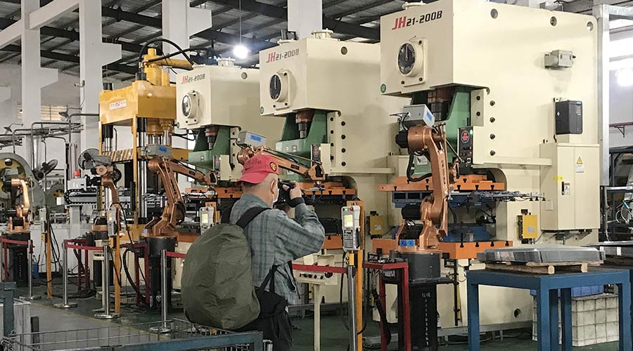 江門(mén)市攝影協(xié)會(huì)蒞臨金環(huán)電器拍攝交流  用鏡頭見(jiàn)證實(shí)力！