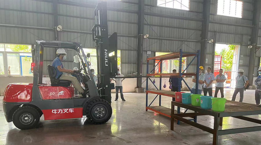 比技能 展風采！金環(huán)電器參與鶴城鎮(zhèn)第二屆企業(yè)職工叉車技能競賽