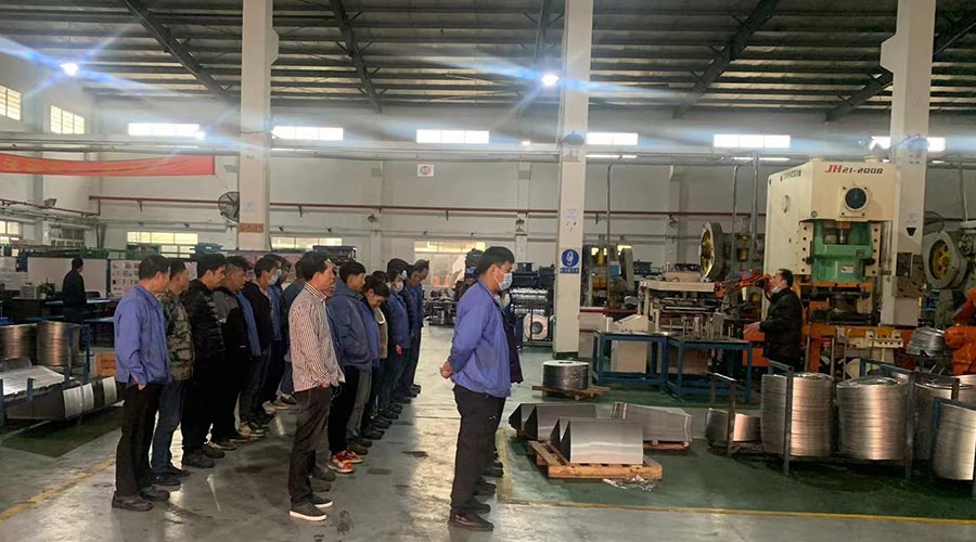 意氣奮發(fā)！金環(huán)電器沖壓車間組織人員開(kāi)展例行早會(huì)